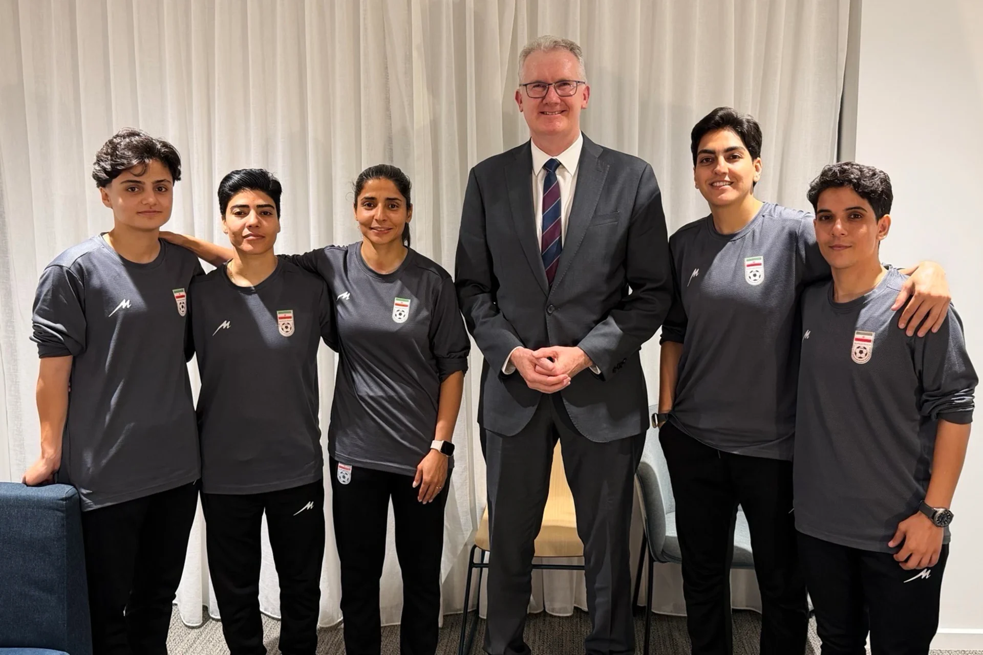 Bộ trưởng Nội vụ Úc Tony Burke (ở giữa) cùng 5 cầu thủ của đội tuyển bóng đá nữ Iran đã được cấp quyền tị nạn tại Úc.